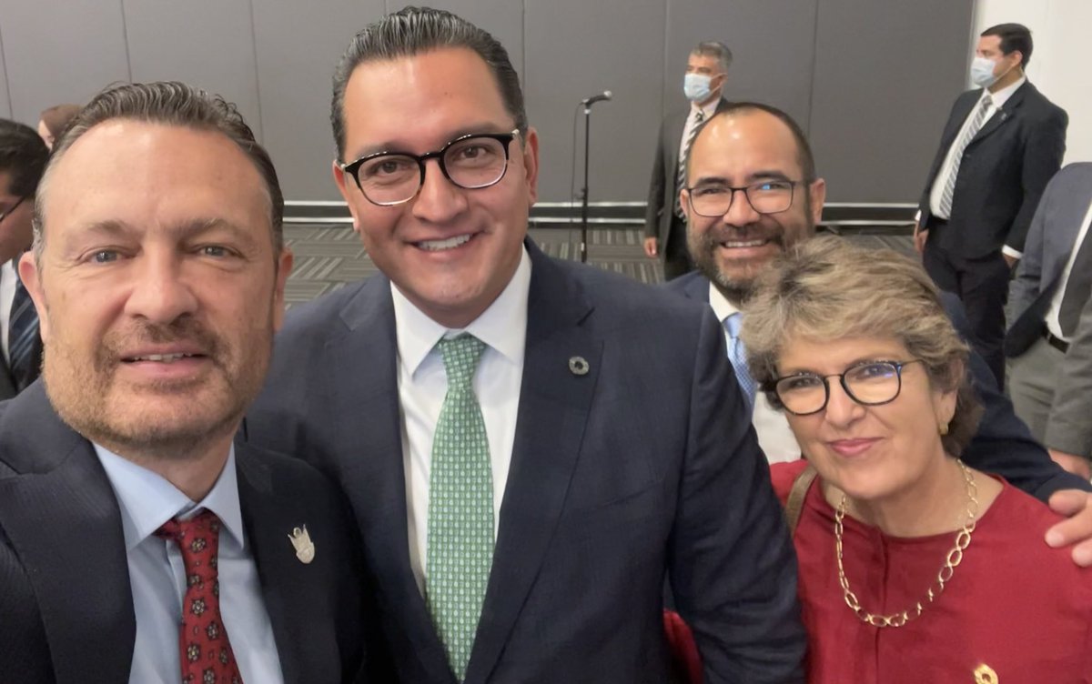 Durante la toma de protesta rendida por el Gobernador <a href="/makugo/">Mauricio Kuri</a> a la nueva Mesa Directiva de <a href="/CANACINTRAqro/">CANACINTRA Querétaro</a> presidida por <a href="/EsauMagallanes/">Esaú Magallanes</a>, reiteré nuestro compromiso de trabajar en equipo para el desarrollo industrial que genere bienestar a las familias queretanas.

#VisiónDeFuturo