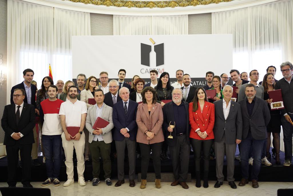 AlbaBalcells's tweet photo. Els nostres vins han de viatjar. Pels pobles, pels carrers, pel món. I el millor mapa són les cartes de vins.

Avui, hem fet entrega dels @cartavipremis d'@avinicolacat 

Un reconeixement als restaurants que aposten clarament pel #vicatalà i fan + gran el país de vins que som. https://t.co/Kf73WV7Vqs