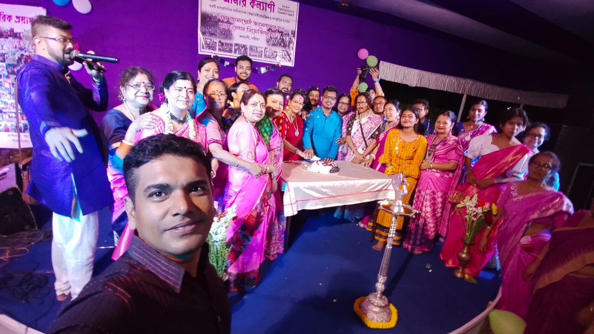 aamarkalyani's tweet photo. তিন পেরিয়ে চার এ পা দিল "আমার কল্যাণী"। সন্ধ্যেবেলা,আমাদের এই প্রিয় গ্রুপের জন্মদিন সেন্ট্রাল পার্কের ভাষা উদ্যানের মাঠে হৈ হৈ করে পালন করলাম আমরা। সবাই ভাল থাকবেন এবং আমাদেরকে আশীর্বাদ করবেন যাতে আমরা আরো আরো অনেক বড় হয়ে উঠতে পারি। https://t.co/R1A7e7nx3T