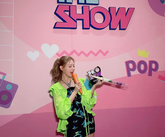 bloglaBANANA's tweet photo. [#MIYEON1stWin #Drive1stWin] La artista #MIYEON #미연 de @G_I_DLE ha conseguido su primera victoria en solitario.

Ha sido en The Show con su debut #DRIVE, tema principal de #MY.
👉https://t.co/xmMpR9cW21

¡¡Felicidades!!🎶🏆🎶 https://t.co/Wtpq01xCGs