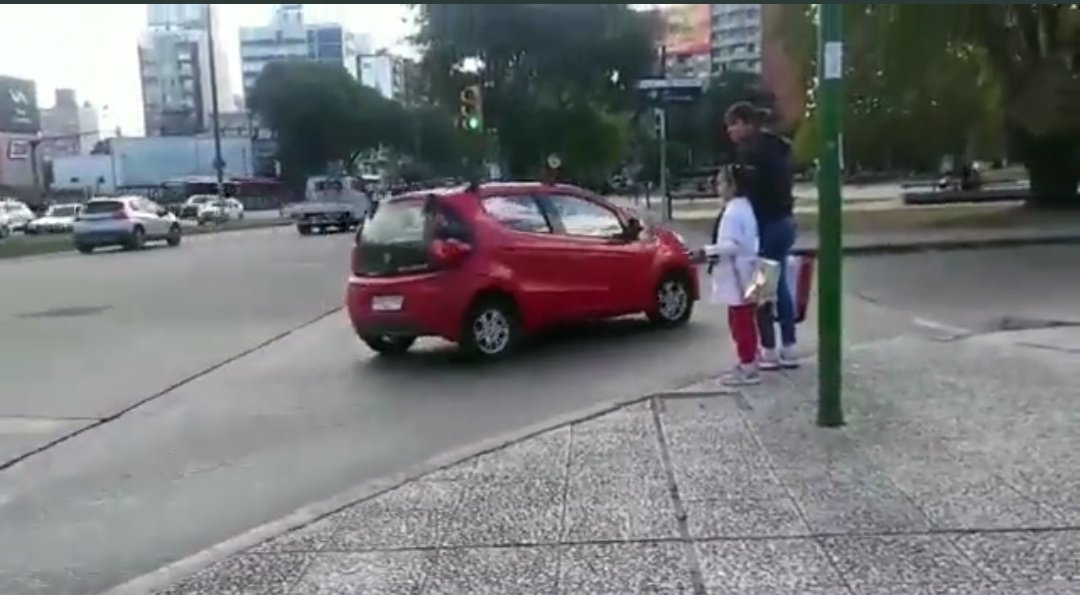 Esa triste realidad es el ejemplo que desde niñ<a href="/s/">『S』</a> hay que soportar la supremacía del automovil frente a las personas.
<a href="/minesobaldia/">María Inés Obaldía</a> necesitamos cambiar la cultura de la violencia vial.
<a href="/PeatonesMVD/">Peatones Unidos MVD</a> <a href="/milesdeciudades/">milesdeciudades</a> <a href="/CiudadAbiertaUY/">Colectivo Ciudad Abierta</a> <a href="/fundaciongonchi/">Fundación Gonzalo Rodríguez</a> <a href="/UNASEV/">Unidad Nacional de Seguridad Vial</a> <a href="/imtransito/">Montevideo Tránsito</a>