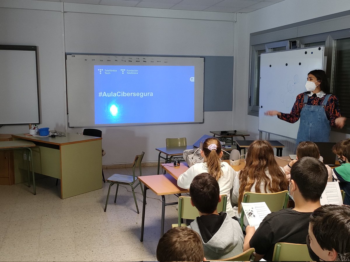 ceipsanmarcos's tweet photo. Charla #aulacibersegura para o alumnado de 6° de primaria #cibergal #ciberseguridadenocole #bibliomarquiños @fundacionTef #ticsanmarcos https://t.co/72VJOWpTCV