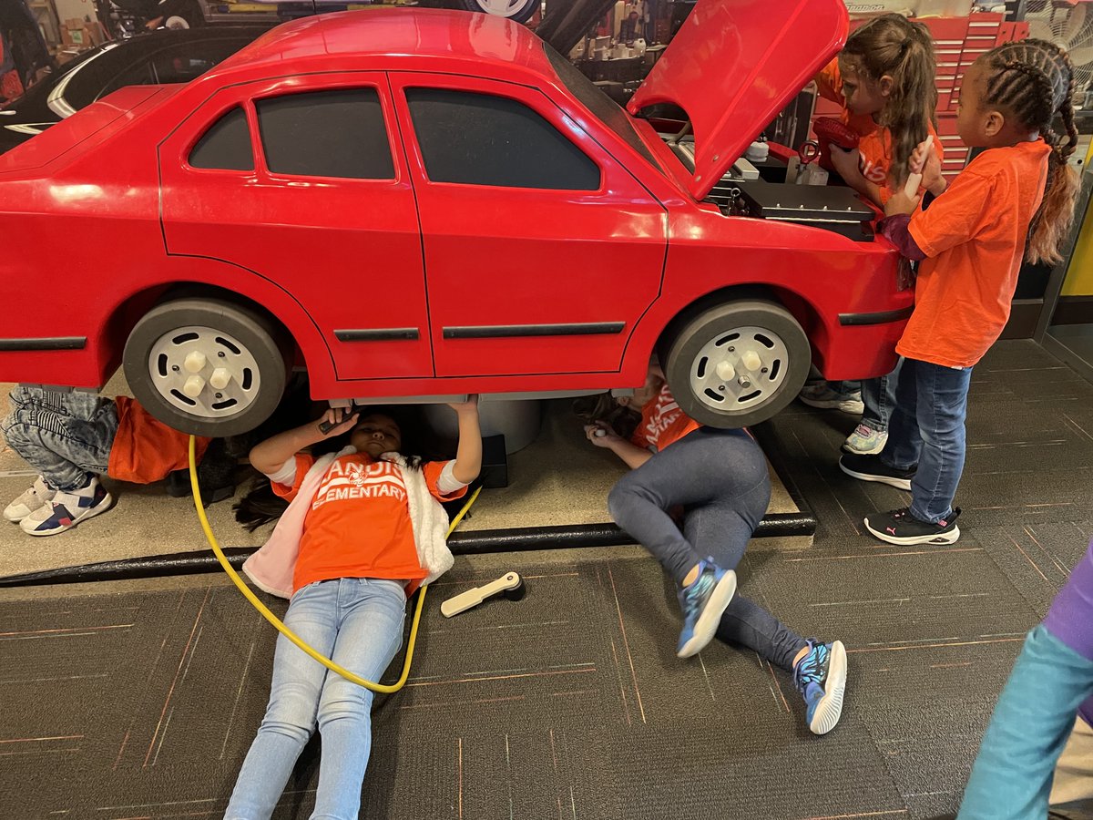 Kindergarten had a fun-tastic time learning about careers at Discovery Place Kids!

#LESisBetterTogether #RSSExtraordinary @DPKHuntersville   <a href="/RSSchoolsNC/">Rowan-Salisbury Schools</a>