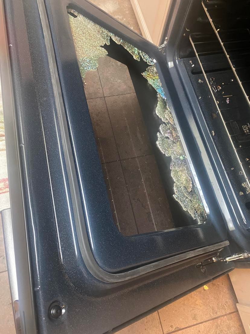 _qbuiq_'s tweet photo. On March 31st, my mom was baking something in her 2 month old GE Oven (model JGBS66FEKDS) when she heard a loud explosion from the kitchen and came out to find glass all over the floor which flew across the whole kitchen. 

@GEAppliancesCo @GE_Appliances  @JulieDillsWood 

🧵1/8 https://t.co/W2FLThGv9o