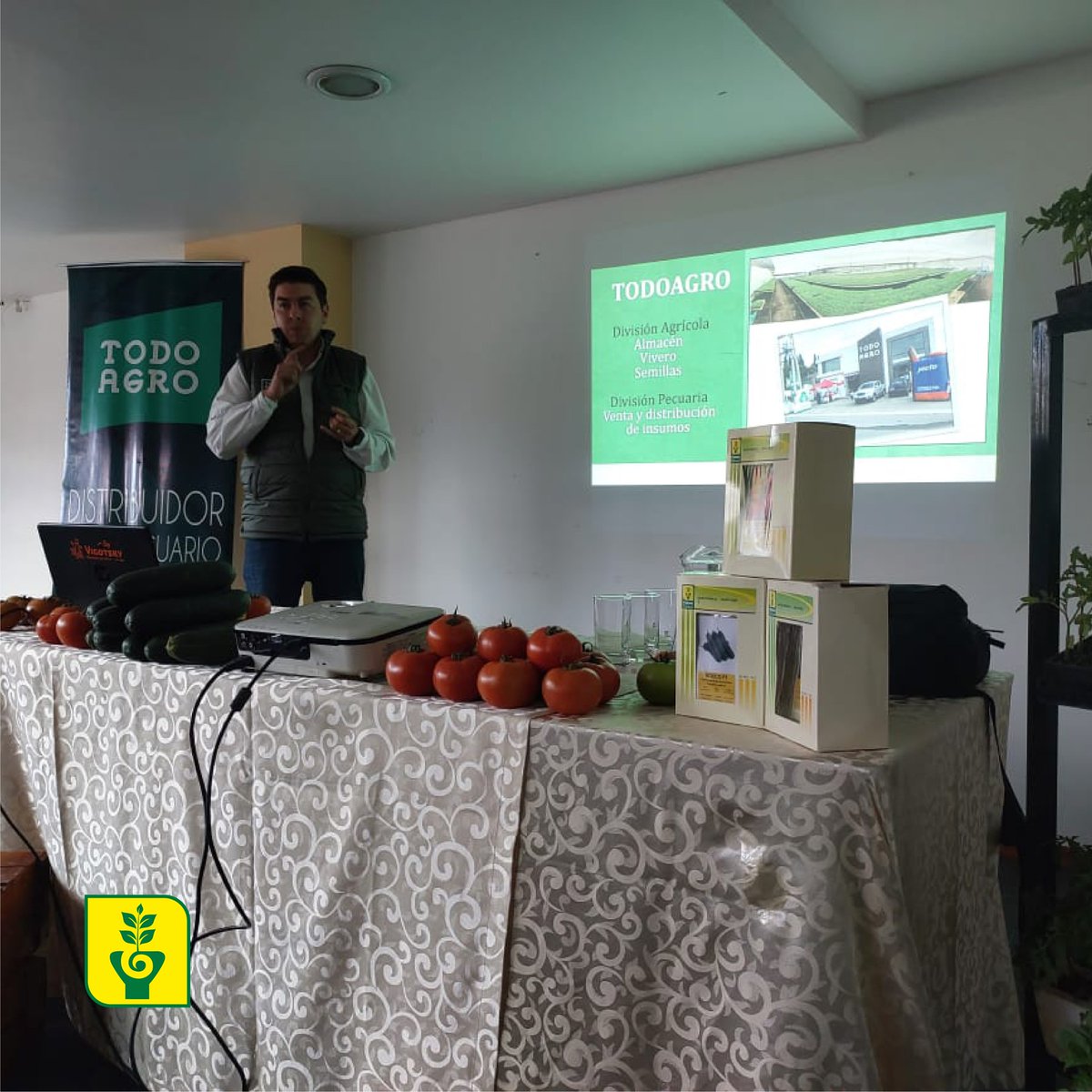yukselseeds's tweet photo. Last week we were lucky to present our products in #Ecuador together with our distributor #TodoAgro to a group of #growers 🍅
Thank you very much to all the assistants! 🤗 https://t.co/AByi3hw61H
