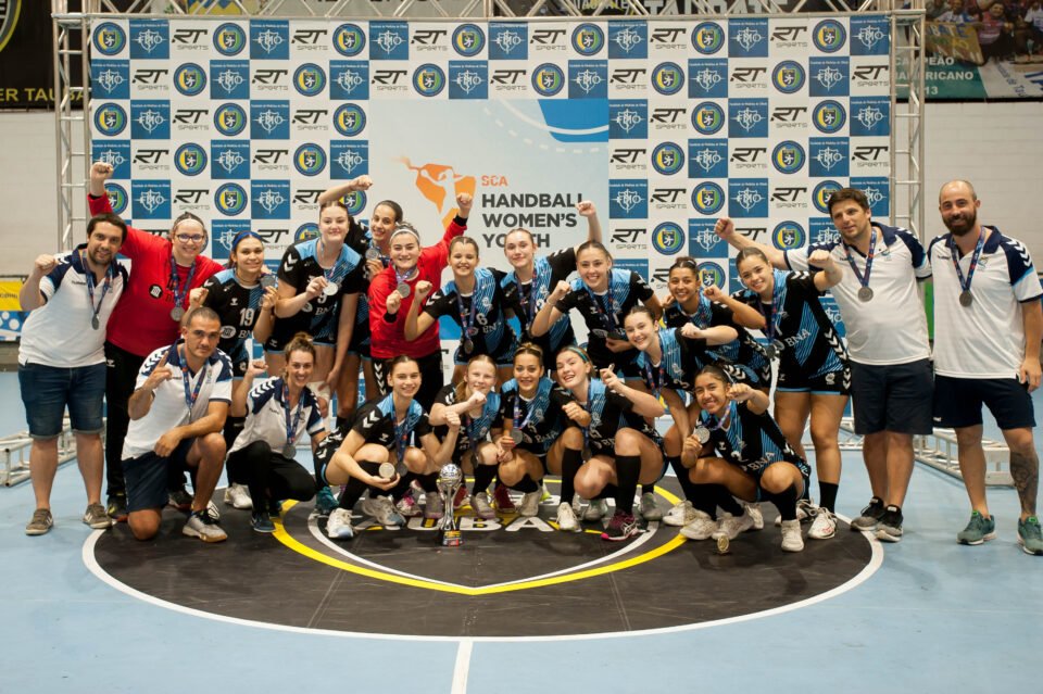 ⛹🏻‍♀️la Selección femenina juvenil de handball logró el segundo lugar en el 1º Sur-Centro

🥈Obtuvieron la medalla de plata tras vencer a Uruguay, y consiguieron el pasaje al Mundial de Macedonia. 
 
🟠🟢@joaquincobertta te lo cuenta en⤵️bit.ly/3MMWJ2N