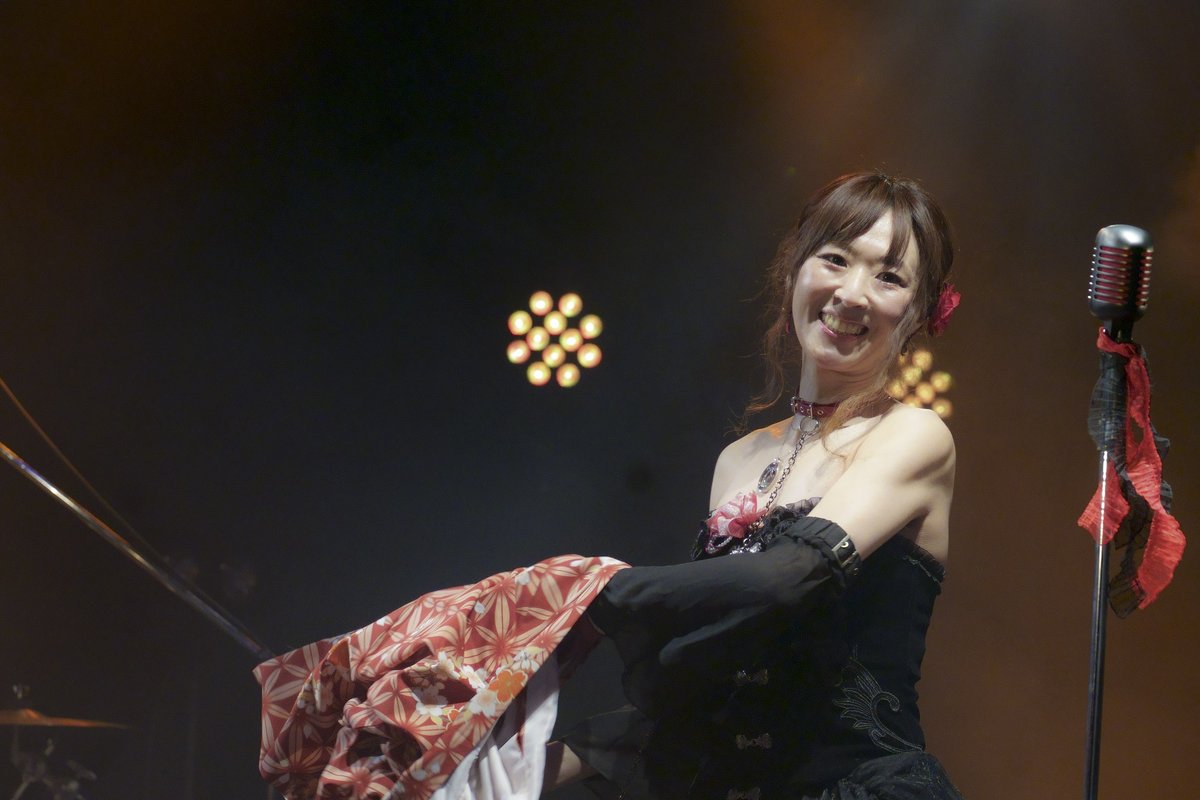 rinzez05's tweet photo. manu @ Blue smoothさん
北運河の夜ライブ

羽織っていた衣装が私の方に
飛んで来たその下には黒のドレス
素敵でした！
スッカリ魅せられました(__)
素敵な歌にも魅せられました💦

#Mayu
#Bluesmooth
#小樽GOLDSTONE
#ひぞっこあみ
#メインモデル
#秘蔵っ子 https://t.co/JB4muDmlBK