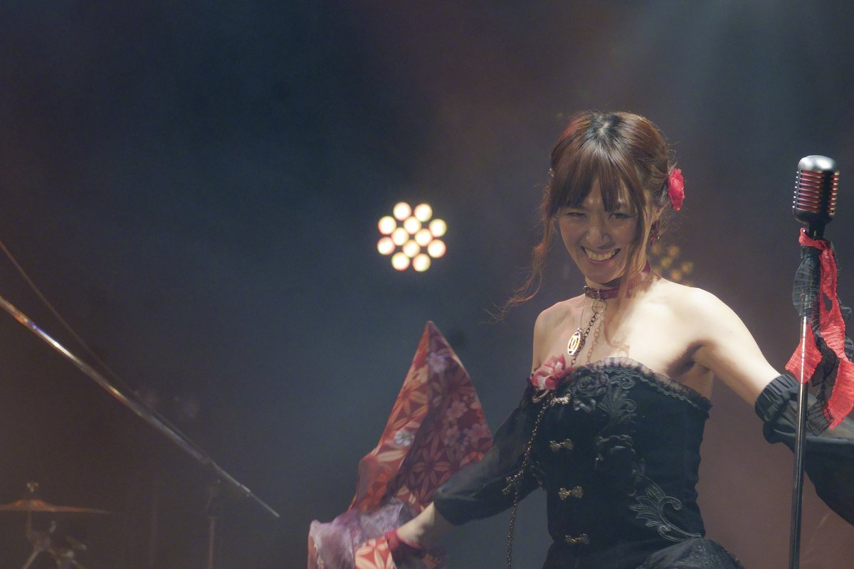 rinzez05's tweet photo. manu @ Blue smoothさん
北運河の夜ライブ

羽織っていた衣装が私の方に
飛んで来たその下には黒のドレス
素敵でした！
スッカリ魅せられました(__)
素敵な歌にも魅せられました💦

#Mayu
#Bluesmooth
#小樽GOLDSTONE
#ひぞっこあみ
#メインモデル
#秘蔵っ子 https://t.co/JB4muDmlBK