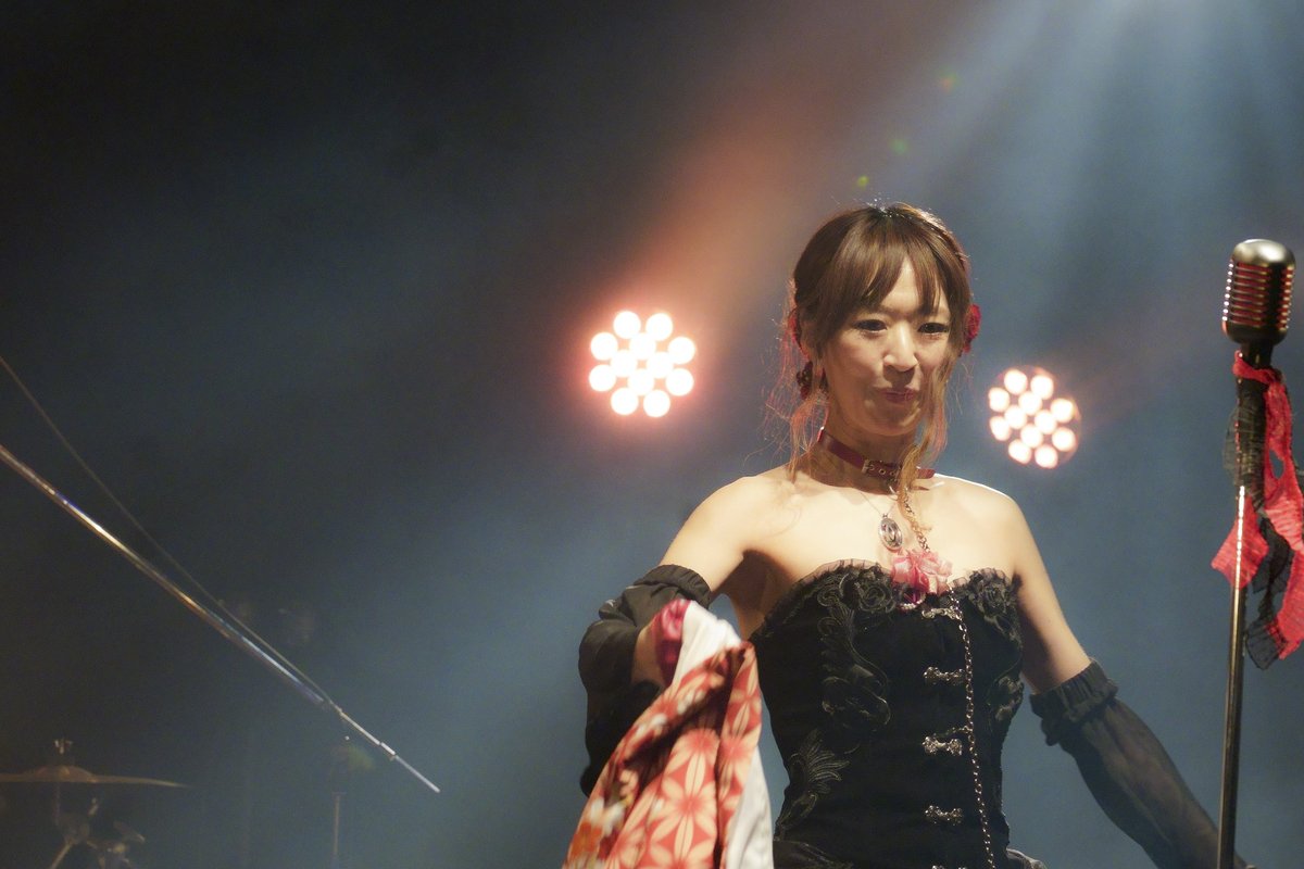 rinzez05's tweet photo. manu @ Blue smoothさん
北運河の夜ライブ

羽織っていた衣装が私の方に
飛んで来たその下には黒のドレス
素敵でした！
スッカリ魅せられました(__)
素敵な歌にも魅せられました💦

#Mayu
#Bluesmooth
#小樽GOLDSTONE
#ひぞっこあみ
#メインモデル
#秘蔵っ子 https://t.co/JB4muDmlBK