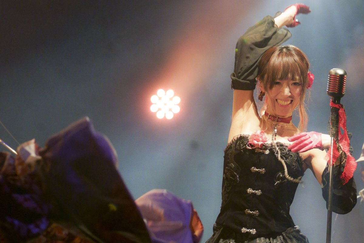 rinzez05's tweet photo. manu @ Blue smoothさん
北運河の夜ライブ

羽織っていた衣装が私の方に
飛んで来たその下には黒のドレス
素敵でした！
スッカリ魅せられました(__)
素敵な歌にも魅せられました💦

#Mayu
#Bluesmooth
#小樽GOLDSTONE
#ひぞっこあみ
#メインモデル
#秘蔵っ子 https://t.co/JB4muDmlBK