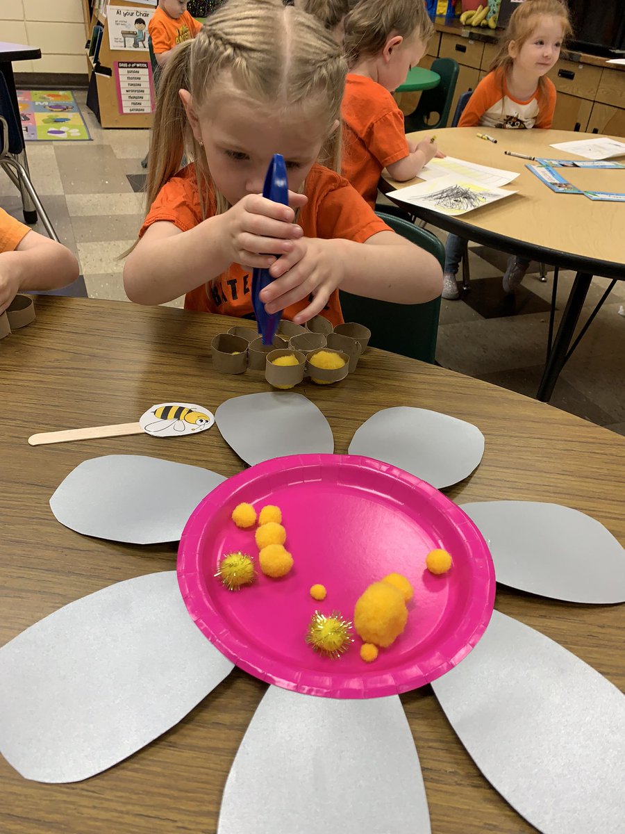 MPreschoolers's tweet photo. My favorite little bumblebees! 💛🖤🐝

Learning more about bees and how pollen is transferred from flowers to their beehives! Fun hands on fine motor practice is always the best! #ovescworking4u #insectstudy #bees #gozeps #misstaylorsclass https://t.co/AduR7wh8gU