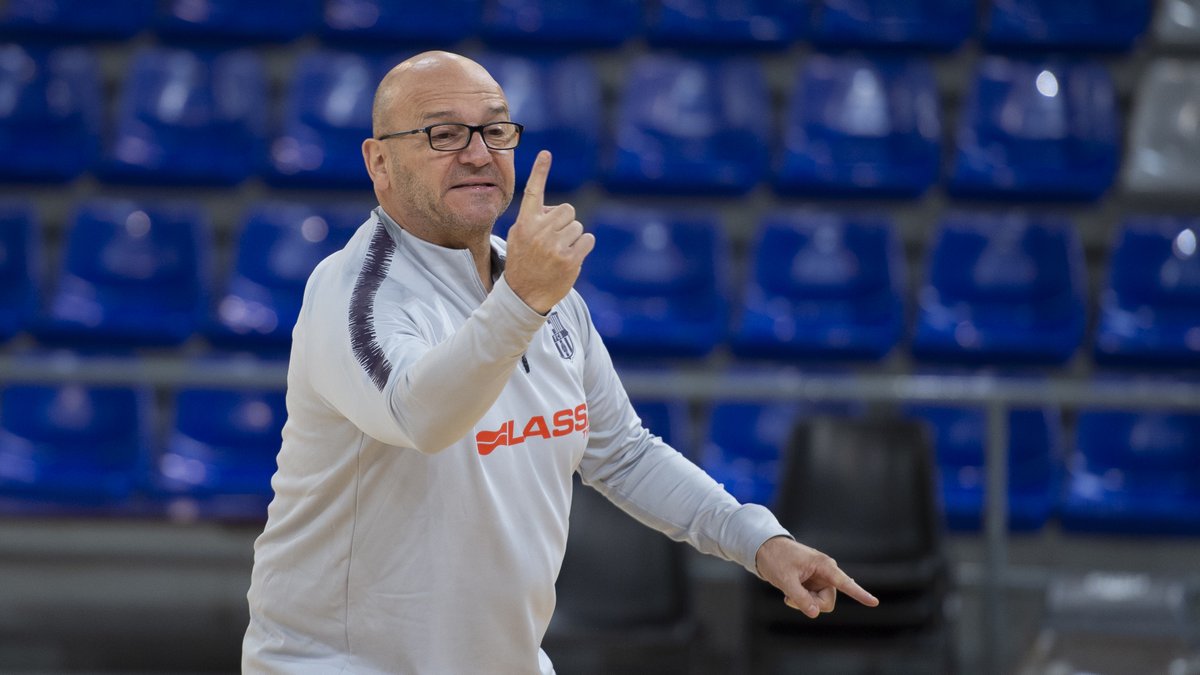 Toni Rubiella, l'home rècord

El tècnic ajudant blaugrana suma 138 títols en 37 temporades al primer equip on ha guanyat 25 de les 29 lligues de la història de l'equip
barca.link/AcQg50IY6Gi

🔵🔴 #ForçaBarça