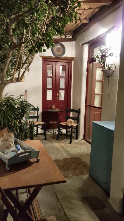 trips_trade's tweet photo. Just a mile from Logaras beach on the Mediterranean, this 120 sq meter house on the Greek island of Paros boasts a beautiful mountain view and refreshing sea breezes. Now bookable with $FRAX on TripsTrade with availability starting in May! https://t.co/XrtavhXkzs https://t.co/Ir8y7jRPRU