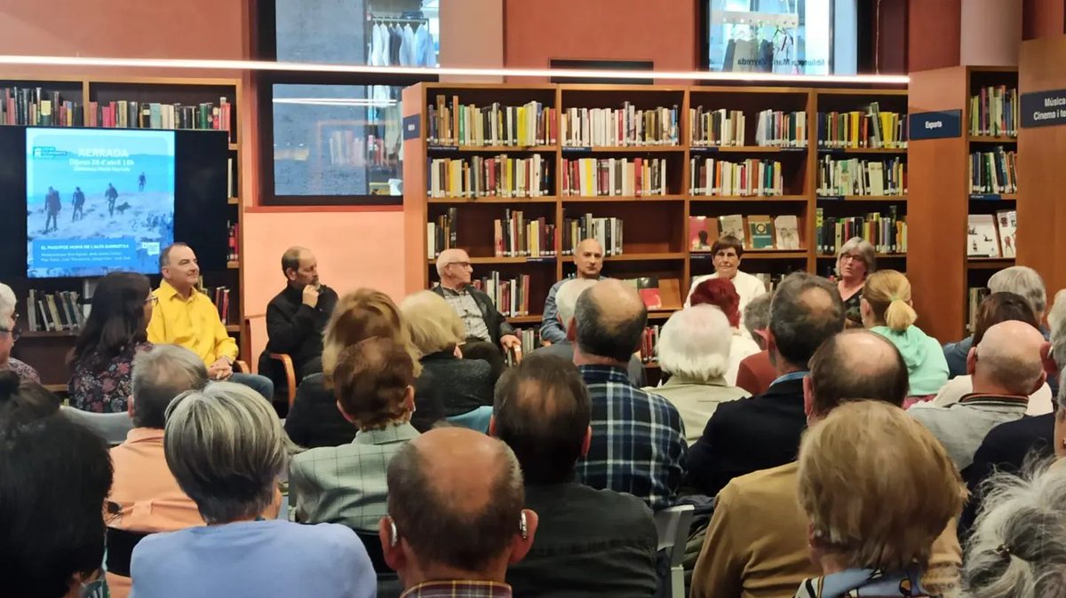 ceolot's tweet photo. 💬 El passat 28 d’abril es va fer la xerrada del Paisatge Humà de l’Alta Garrotxa a la @bibliotecaolot , relacionada amb l’ @embardissada i en col·laboració amb el Festival MOT @motfestival
•
#50anysceo #ceolot #somceolot #embardissada #embardissada2022 #altagarrotxa https://t.co/KIGQir2G3z