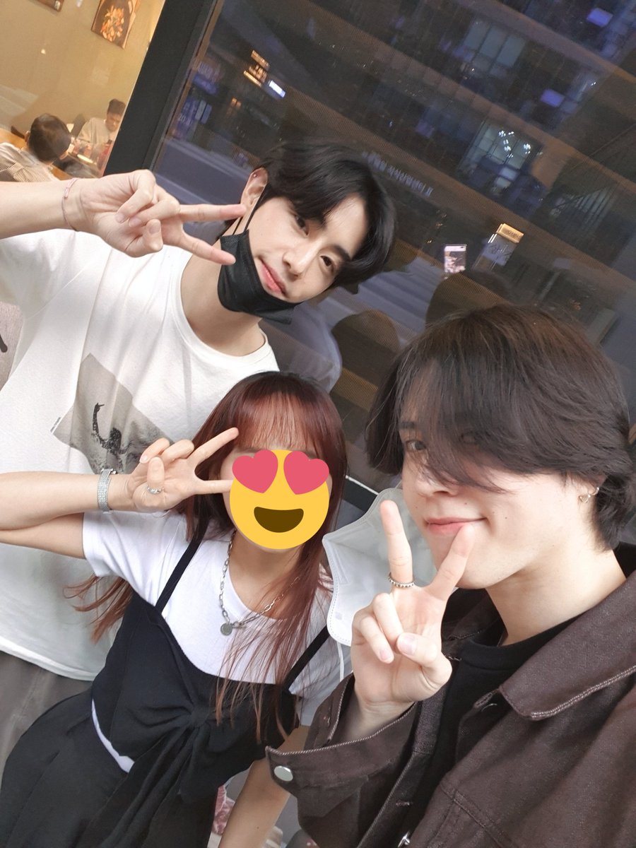 duong_blue7's tweet photo. 공항가기 전에 겸식당 갔다가 유겨미랑 마크 오빠 만났어요 🥺🥺 @yugyeom @marktuan
겨미랑 팔찌 자랑하는 포즈 했당 ㅋㅋㅋ
너무너무너무 행복했어요요요요요요요용 
#GOT7 #Marktuan #Yugyeom #갓세븐 #마크 #유겸 #겸식당 https://t.co/wEcGBRiAAT