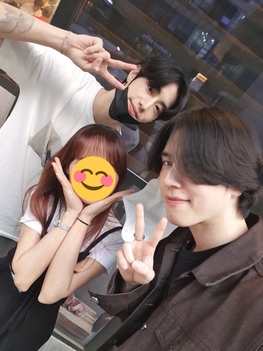 duong_blue7's tweet photo. 공항가기 전에 겸식당 갔다가 유겨미랑 마크 오빠 만났어요 🥺🥺 @yugyeom @marktuan
겨미랑 팔찌 자랑하는 포즈 했당 ㅋㅋㅋ
너무너무너무 행복했어요요요요요요요용 
#GOT7 #Marktuan #Yugyeom #갓세븐 #마크 #유겸 #겸식당 https://t.co/wEcGBRiAAT
