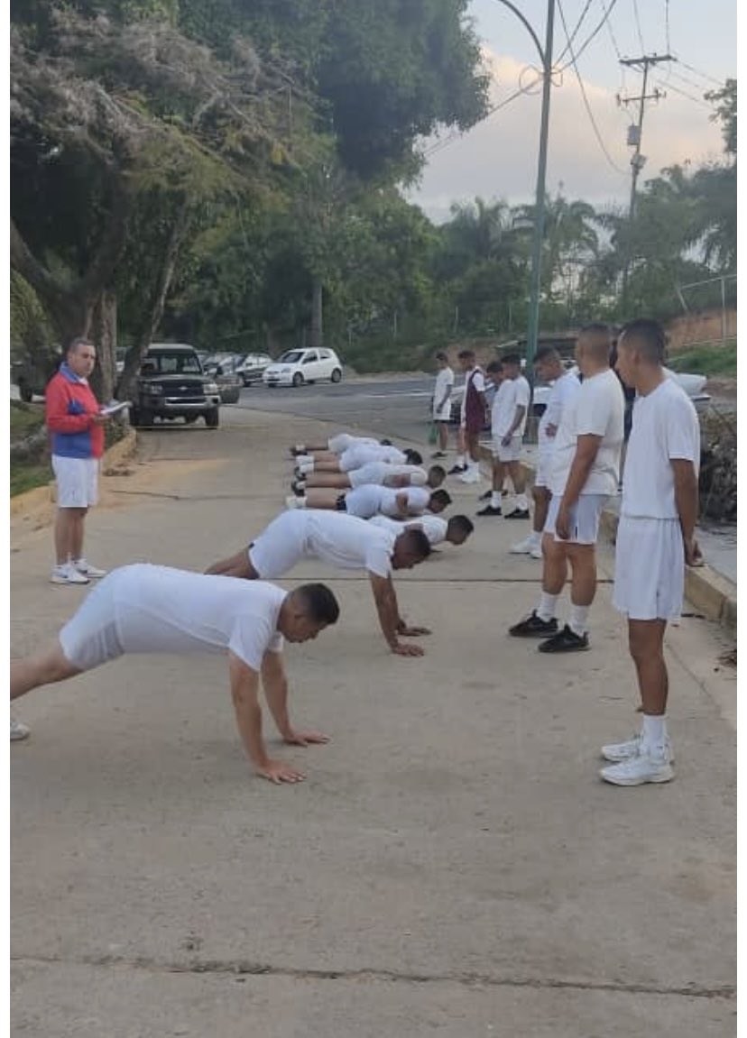 bladimirguerra8's tweet photo. #03May Examen físico semestral de #HombresYMujeresDeHonor de la Dirección de Intendencia @CeofanbColop del @libertad003 porque hacer deporte es hacer Patria nos mantenemos en forma en cuerpo y alma para el cumplimiento de la misión de #Apoyar y #Servir #PoderLogistico #SomosColop https://t.co/DqWxCJvlHf