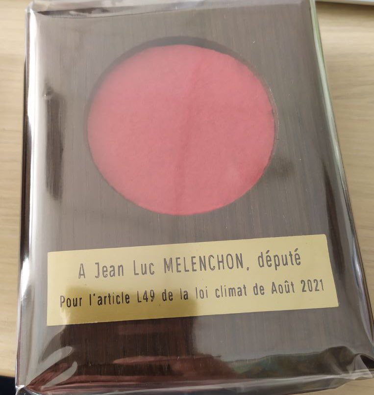 JLMelenchon's tweet photo. Merci à la Fédération française des associations de sauvegarde des moulins pour cette médaille. Les moulins sont des témoins du passé mais surtout des moyens cruciaux pour le panel 100% énergies renouvelables. https://t.co/11u0drxOHo