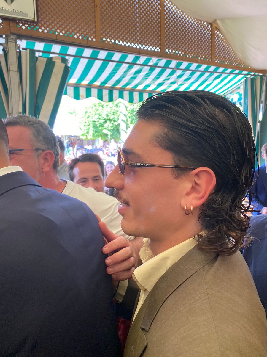 Noeliaherreroo's tweet photo. yo he tenido a bellerin a esta distancia tú que tienes https://t.co/6PIaTWeqc4
