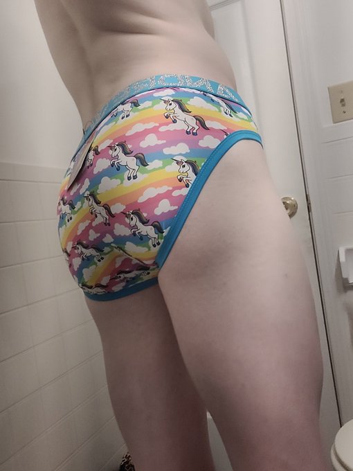 2 pic. It's all unicorns and rainbows~ ?? https://t.co/bKq6THOVhY