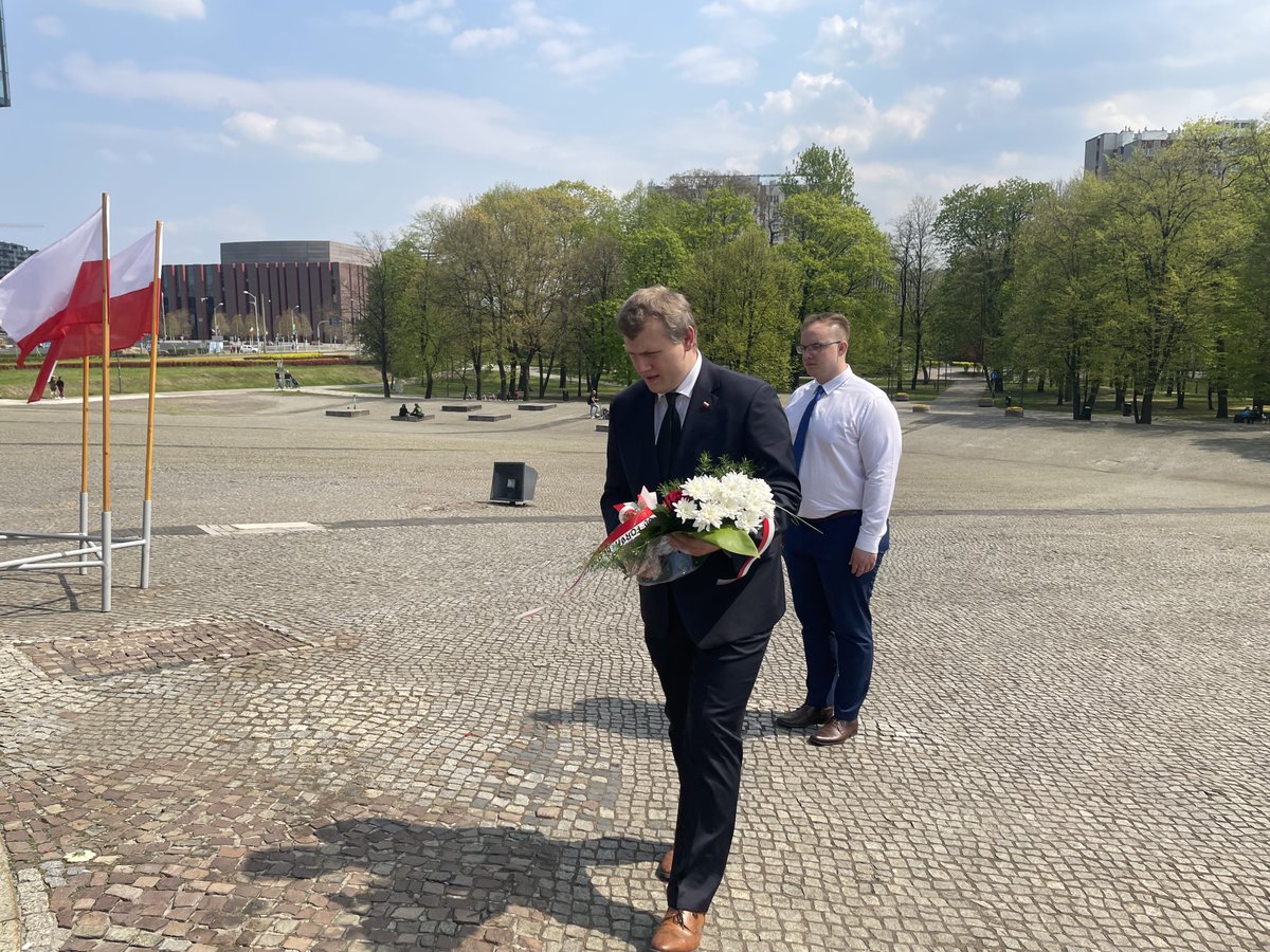 lukasrosicki's tweet photo. Dziś delegacja @FMPiS_Oficjalny w Katowicach uczciła #ŚwiętoKonstytucji oraz rocznicę III Powstania Śląskiego. https://t.co/Mu7qxp66qD