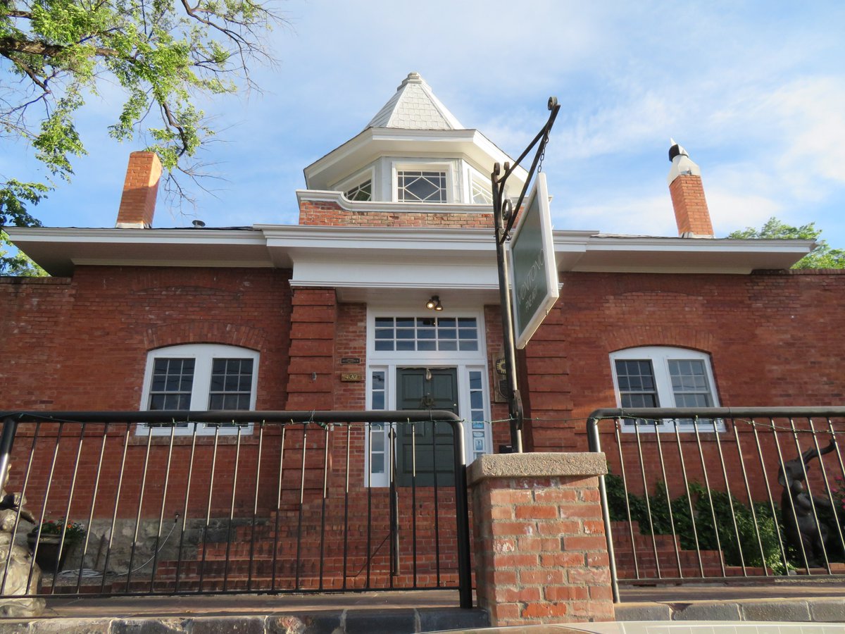 InsideSantaFe's tweet image. First Ward School (400 Canyon Rd). A turn-of-the-century schoolhouse, this historic site was among Santa Fe’s earliest brick buildings &amp;amp; now houses @ventanafineart . For 39 years, this gallery has represented contemporary American painters &amp;amp; sculptors. bit.ly/2jVEgam