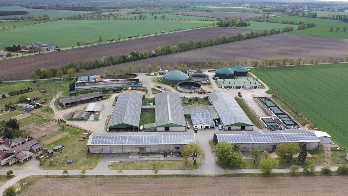 fdpfraktionlsa's tweet photo. Unsere Fraktion heute unterwegs im #Altmark|kreis #Salzwedel, hier z.B. mit @KathrinTarrico1 und @johannhauserFDP bei der Produktivgenossenschaft Neuferchau. 🐮 https://t.co/atXgD8FiwQ