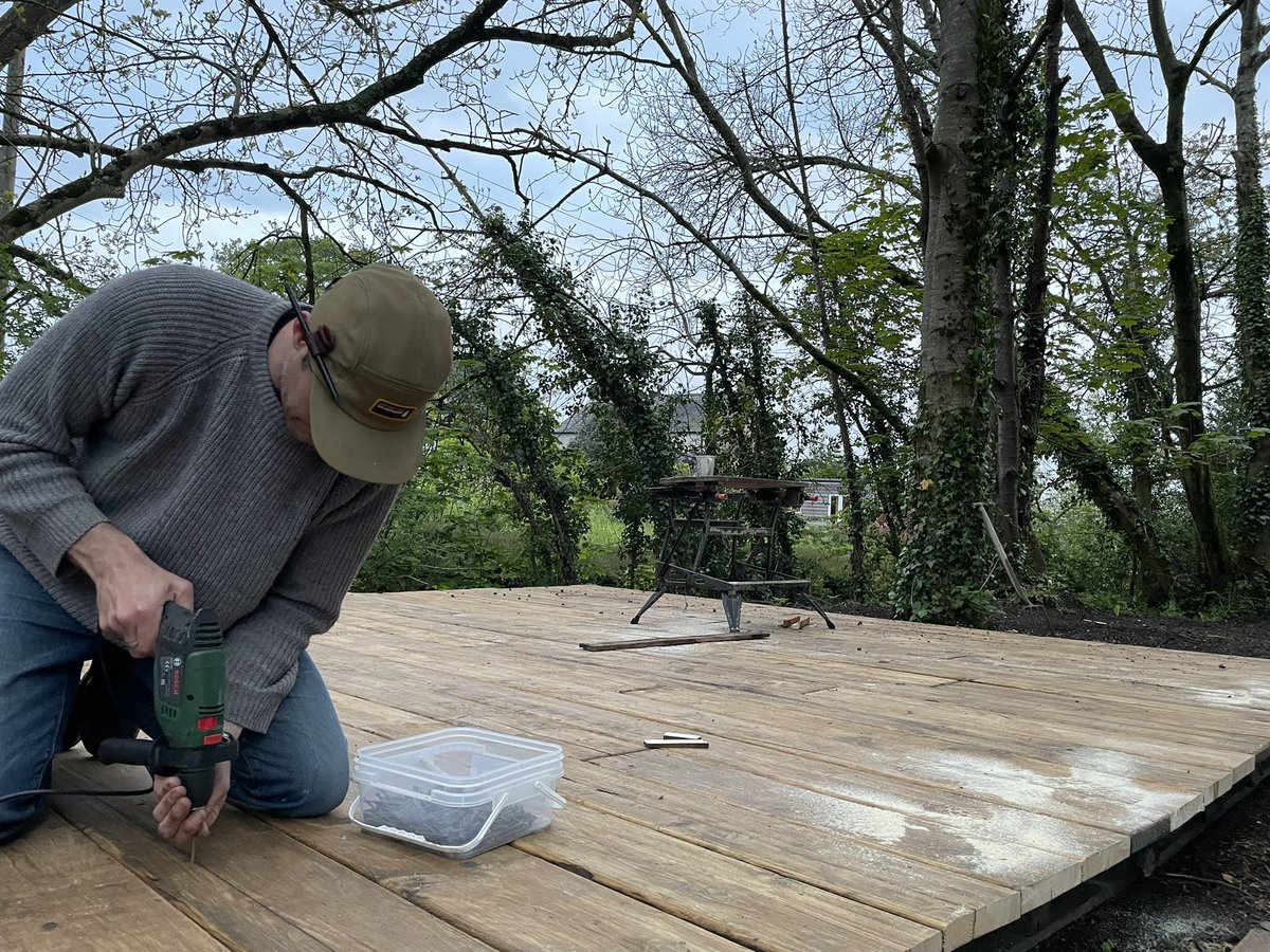DoGrownUpStuff's tweet photo. A DECK. 

We built a deck! Reclaimed scaffold boards and pallets, loads of sanding and staining, and a weekend of hard work 💪

Love how it looks, and can’t wait to see what it looks like with our bell tent sitting on top of it 😍 https://t.co/9M6Uj6ZT9Y