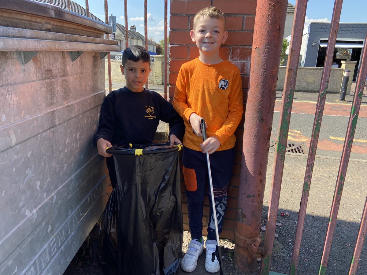 It was fab to see these pupils choosing to collect litter during Rights Respecting Playtime! 🤩🌎 We have the right to a clean and safe environment. #carmuirsrights