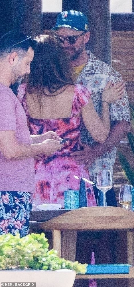 TimberBielPics's tweet photo. Justin Timberlake and Jessica Biel in Cabo, 2022 https://t.co/55OVVAecvX