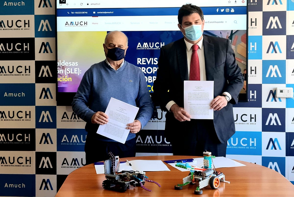 AmuchChile's tweet photo. AMUCH firma convenio con ASERCOM que ofrecerá cursos de robótica a establecimientos educacionales municipales para fomentar el desarrollo tecnológico #Amuch #Asercom #robotica https://t.co/469TIrwm8o