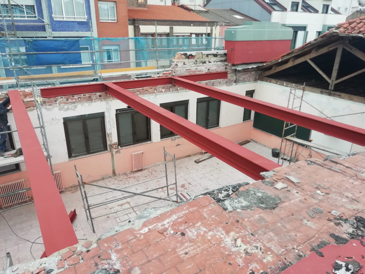 colsanvicente's tweet photo. La obras de reconstrucción del centro siguen a buen ritmo. Hoy con la ayuda de una grúa se han colocado las vigas que soportan  el forjado del techo.  #todossomossanvi #sanvi #juntosenesto #sanviadelante ❤️
@FundEducere https://t.co/IhHhI0tmam