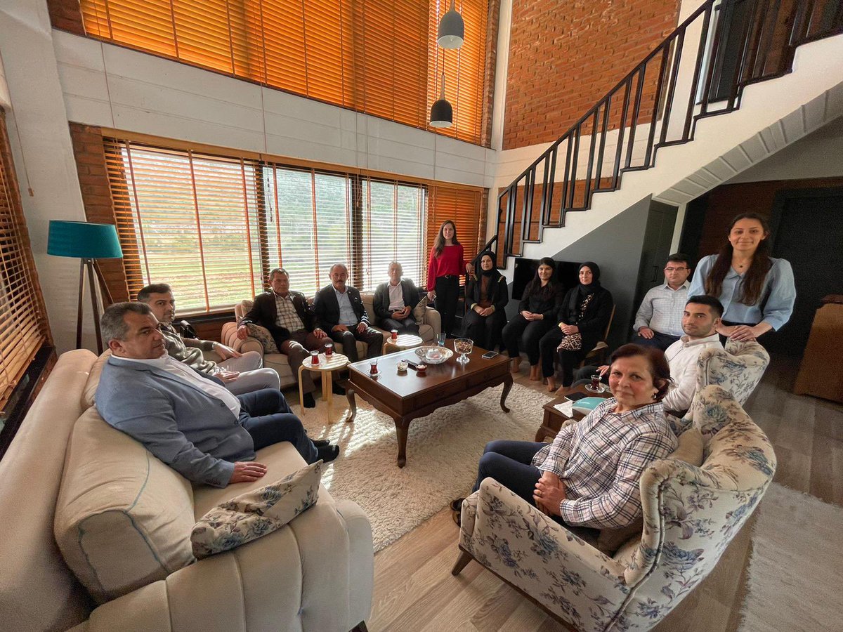 sahin_tin's tweet photo. #Serinhisar’ımıza bir dönem belediye başkanı olarak önemli hizmetler sunan Mehmet Kobaş’ı ve ailesini evinde ziyaret ettik. Misafirperverliği için teşekkür ediyoruz. Medeniyetimizin bizlere yüklediği sorumlulukların farkındayız, daha çok yatırım, eser ve hizmet için gayretliyiz. https://t.co/r3PjvqLgwU