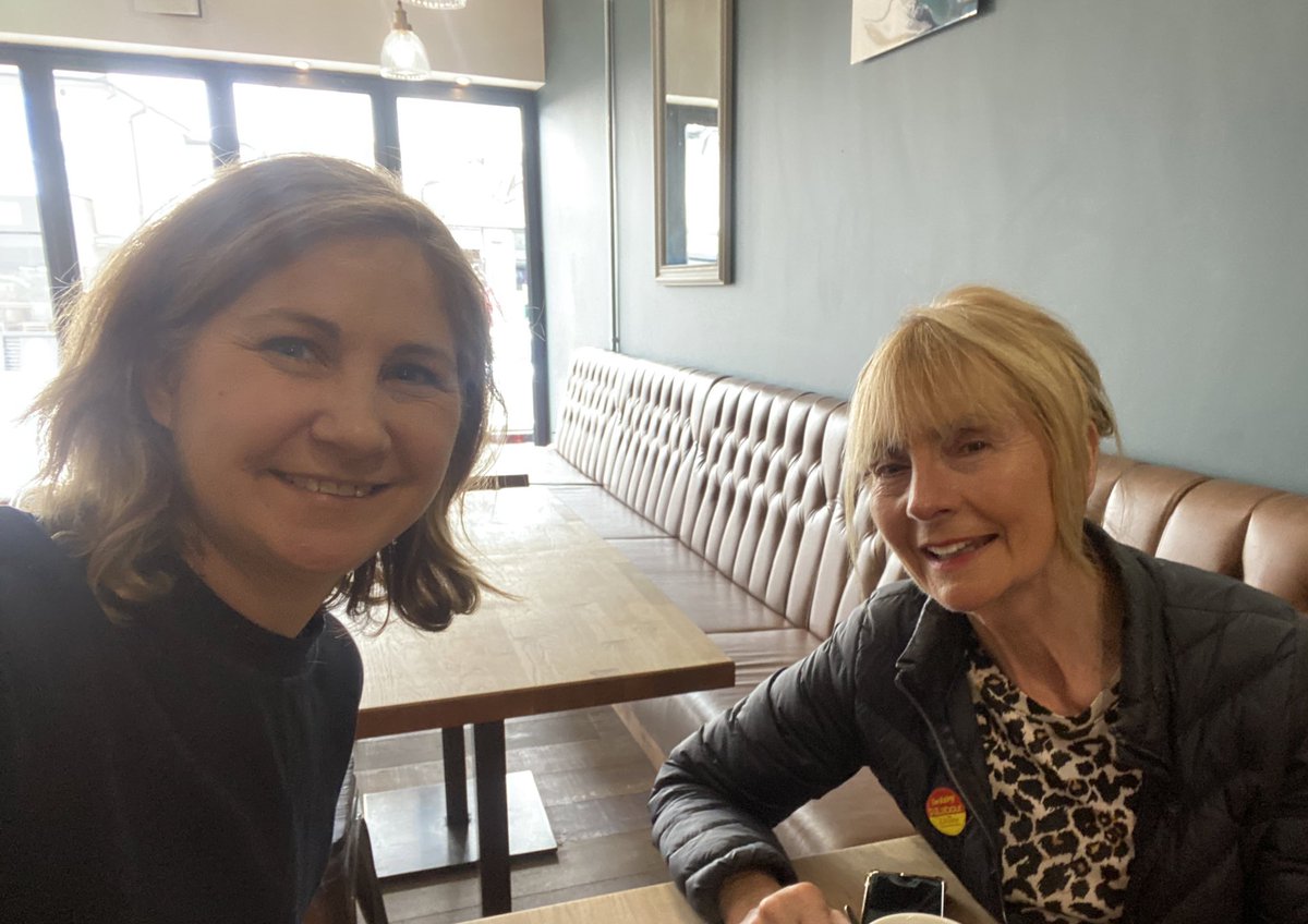 AnnaMcMorrin's tweet image. Only two days to go! #LocalElections2022 

Great to grab a quick and delicious lunch with Bev today in @TGroaker in between campaigning.

Your Labour candidates will be brilliant representatives for you in Rhiwbina. Use your three votes for them on Thursday May 5th! 🗳 🌹🌹🌹