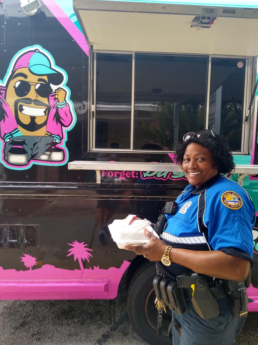 DaytonaBchPD's tweet photo. Showing some love to @TurieTSmall Elementary School on #TeacherAppreciationWeek!
#DaytonaBeach #DaytonaStrong #DBPDStrong #SchoolLife #PoliceLife #CityDaytonaBeach #LoveDaytonaBeach #KeepDaytonaBeautiful #WorldFamousDB #Teachers https://t.co/j9UvlAUEe6