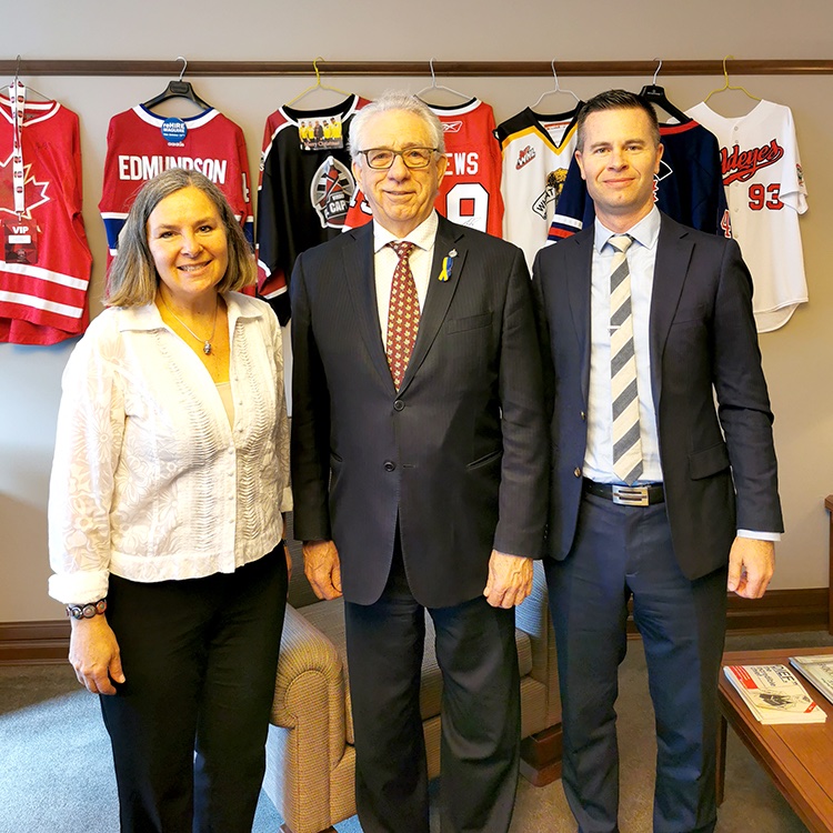sfiprogram's tweet photo. Thank you to @larrymaguireMP for meeting with @kathyabusow to discuss how SFI's forest management standards contribute to well-paying jobs in communities all across Canada. The forestry sector is key to a thriving economy.
#BetterChoicesForThePlanet #GrowingSolutions https://t.co/motqZSprW8
