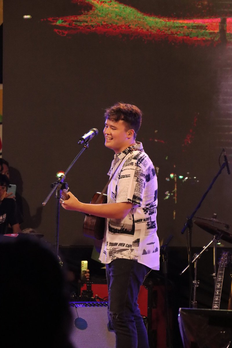 Manongseen's tweet photo. @karloslabajo__ @hinigarantown the smile 💪💪💪💪 https://t.co/1dfJDRjmx1