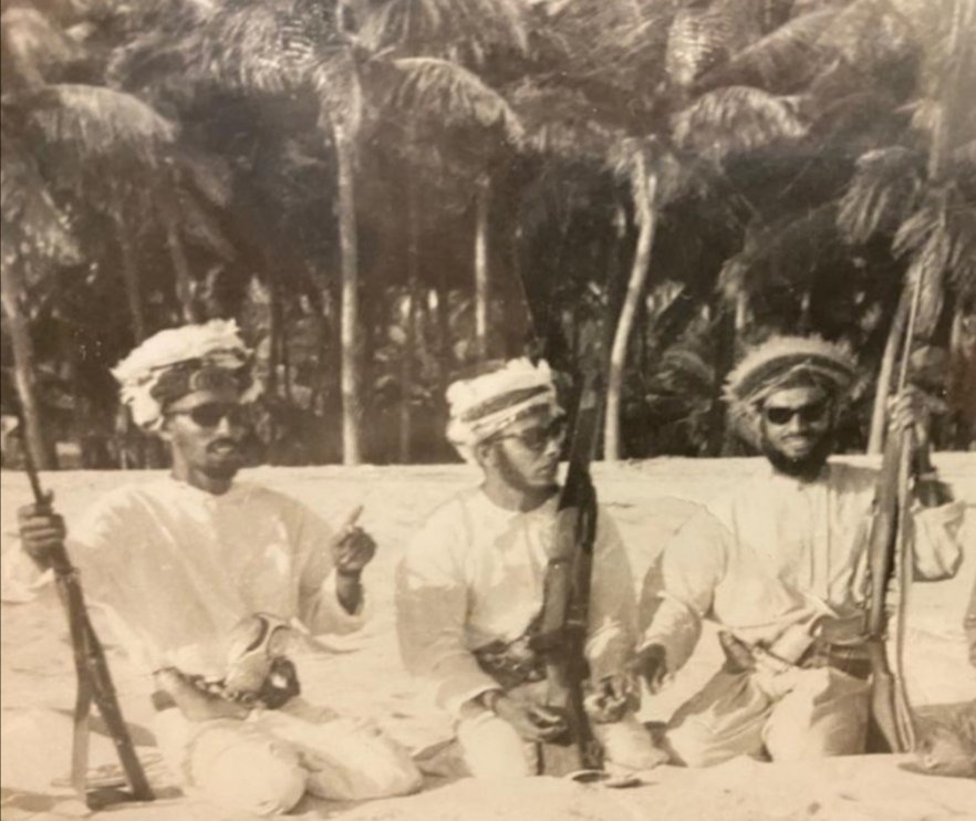 قد
لاتفي الصور بكافة تفاصيل اللحظه..لكن الملامح قادره أن ترد على بعض أسئله..
الصوره وجدتها بألبوم الوالد..تعود ل ٦٠ عاما المكان الحصن "شاطئ الحافه"من اليمين الشيخ عمر بن سعيد أحمد المرهون..الشيخ أحمد بن سالم بوشناجل المرهون..ثم الوالد..رحمهم الله وجميع موتى المسلمين..آمين يارب🤲