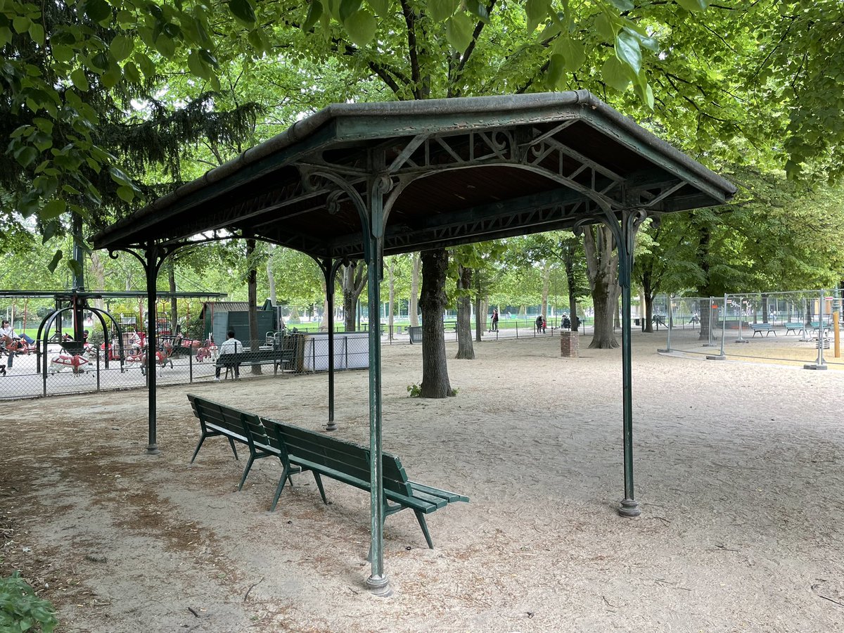 ParisEveil's tweet photo. 🆘 #ChampdeMars #TourEiffel

Arbres sauvés 🌳 (🤥 ?) mais patrimoine massacré ? 

Permis affiché, tout va y passer : kiosques, guérîtes… Un « petit patrimoine » historique qui fait la singularité de #Paris et pour lequel il faut se mobiliser en urgence🧵👇 https://t.co/wRWNrrrlbW