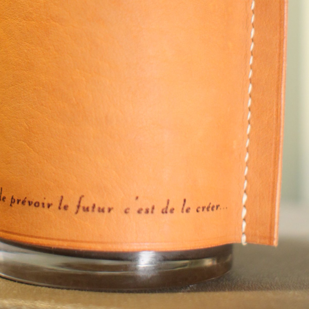 vanessreveillon's tweet photo. Bientôt la fête des mères 👸 et pourquoi pas lui offrir un vase en verre gainé de cuir de sellerie. Personnalisable (gravure laser) https://t.co/SztVABlrtw

#artisan #sellerie  #cuir #leather #paris #maroquinerie #handmade #faitmain  #cousumain #fetesdesmeres https://t.co/kkK1VNWL6k