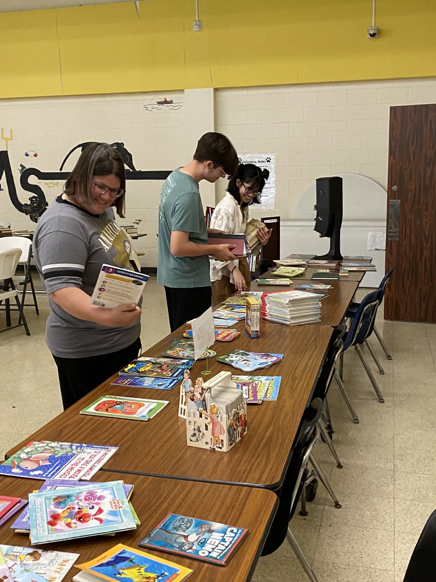 AMS_InstrCoach's tweet photo. Thank you for all the help participating in our 1st annual free book fair!   It was a success!! #proudtobeapanther https://t.co/uN5W3KLHo4