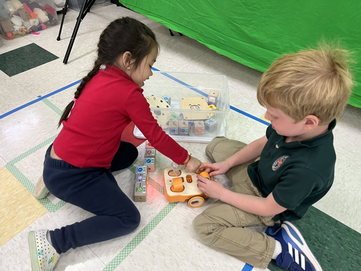 EduTechieTeach's tweet photo. #SSSASJuniorKindergarten is programming their KIBO robots to make a square shape. They used wooden programming blocks to put together their sequence. #SSSASTechnology #SSSASSTEM @SSSASsaints https://t.co/yql5pb37VB