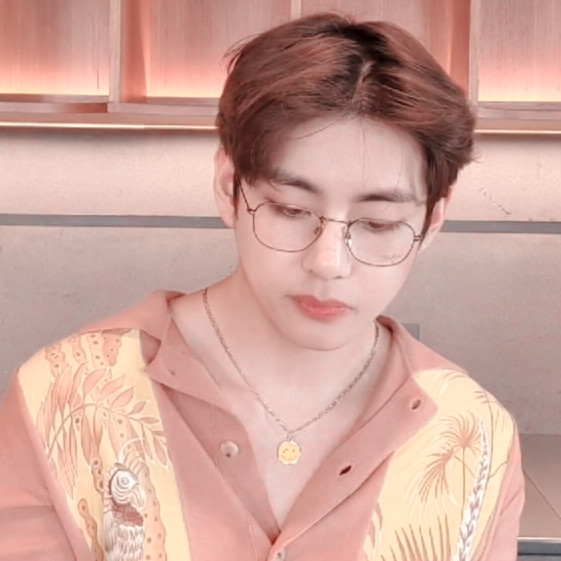 k00lot's tweet photo. 🤓😀

#ARMYSelcaDay #arsd https://t.co/ZJ0DEDh8N1