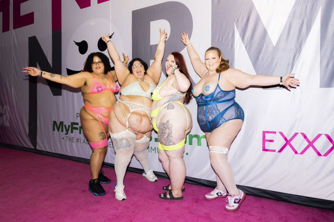 We made it!  @EXXXOTICA - with @xspookyfatbratx @crystalbluexxx @rubysinclaire @curvymary8 - photo by