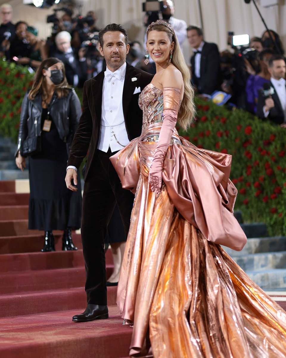 Fashion prom's queen and king 👑 <a href="/blakelively/">Blake Lively</a> in Atelier <a href="/Versace/">VERSACE</a> inspired by the Statue of Liberty and @vancityreynolds in @ralphlauren. Photo via @gettyimages.