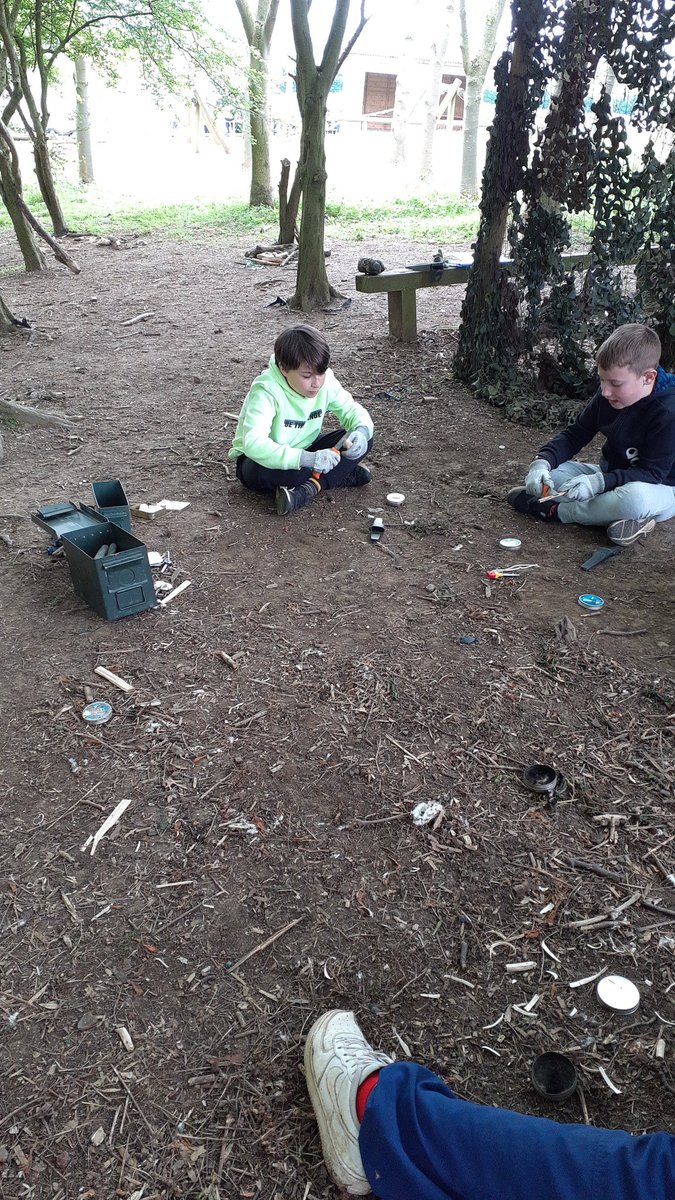 MrsDand4A's tweet photo. Knife skills next! 'Knives are tools, not toys!'. Team 2 being very careful. Finger count when we've completed.🔪🤪👐 crafting tent pegs. @BramleyJunior https://t.co/lu0DSh56kp