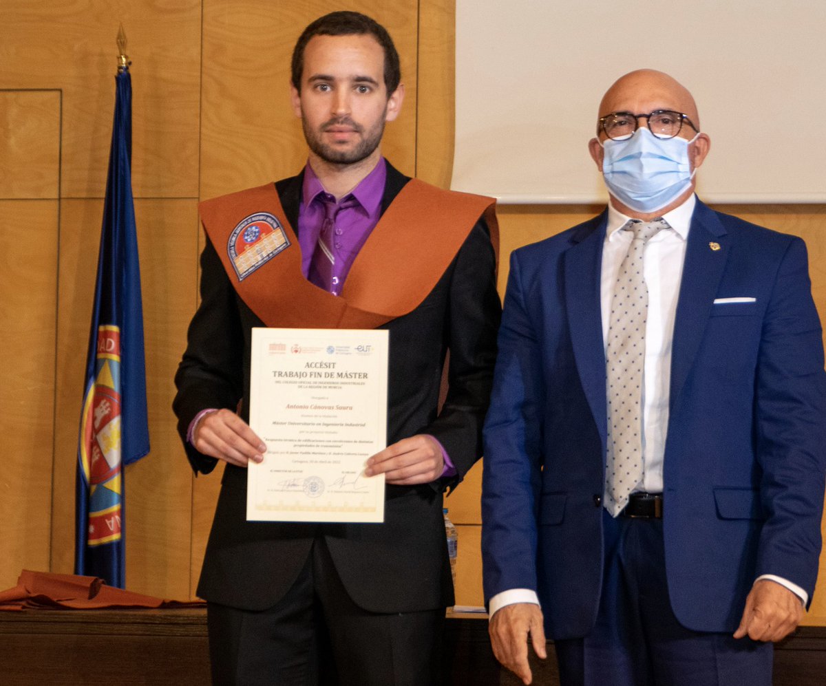 etsii_upct's tweet photo. 🧑‍🎓 El Decano del @coiirm felicitó a los nuevos Ingenieros Industriales y entregó los premios a los mejores TFEs. El año anterior el COIIRM y @COITIRM recibieron el Premio Sebastián Feringán por su apoyo a la @etsii_upct https://t.co/pKTEp9NO4p
