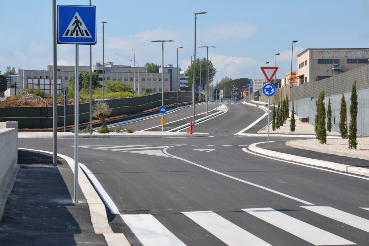 #Pomezia, inaugurata via Armando Veneziani, la nuova strada che collega via dei Castelli Romani con via Spaventa. La nuova arteria decongestionerà il traffico veicolare e risolverà definitivamente la problematica degli allagamenti nella zona del sottopasso di via Spaventa.