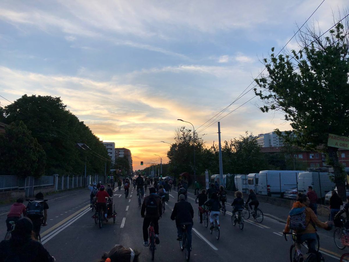 EfestaAps's tweet photo. Grazie a @ciclostile_csb da #Trento!
Con loro 3 giorni tutti di #bici: giretti sui colli, Critical Mass, cicloriparazione e poi #MayDayParade per il Primo Maggio!
3 giorni di conoscenza, scambio, incontro e impegno...!
A presto!

@csabruno #Bologna #Làbike #ciclofficina https://t.co/A61RuU8Pvy