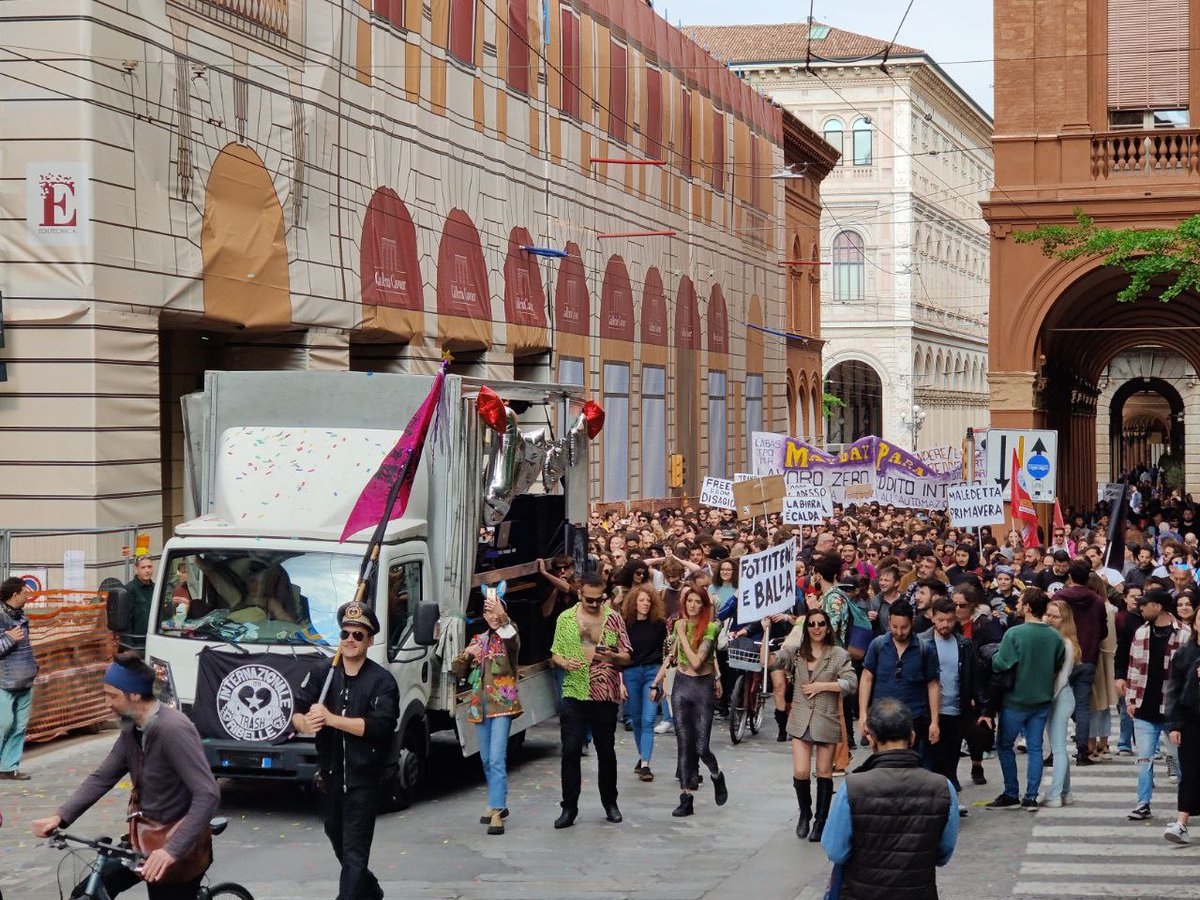 EfestaAps's tweet photo. Grazie a @ciclostile_csb da #Trento!
Con loro 3 giorni tutti di #bici: giretti sui colli, Critical Mass, cicloriparazione e poi #MayDayParade per il Primo Maggio!
3 giorni di conoscenza, scambio, incontro e impegno...!
A presto!

@csabruno #Bologna #Làbike #ciclofficina https://t.co/A61RuU8Pvy
